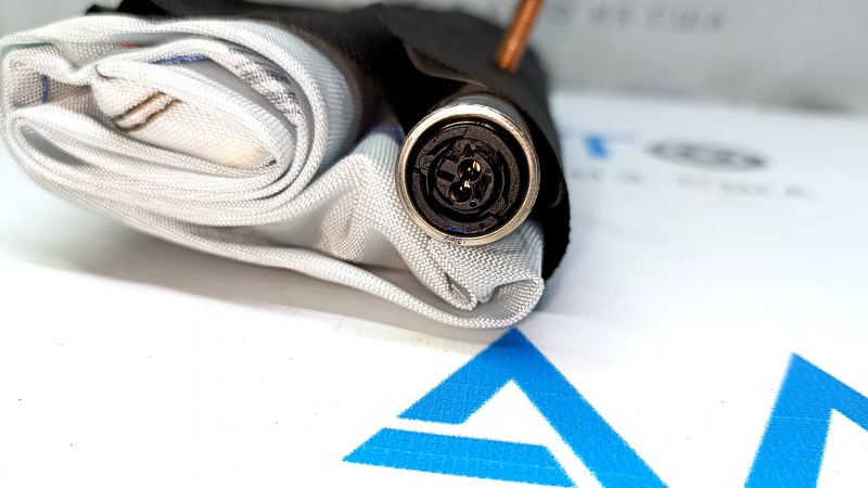 Боковой ракурс подушки безопасности airbag переднего сиденья Polestar 2, демонстрирует ее конструкцию.
