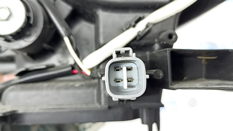 Фара передняя правая Toyota Prius V 15-17 голая рест галоген, под полировку, песок, полез лак