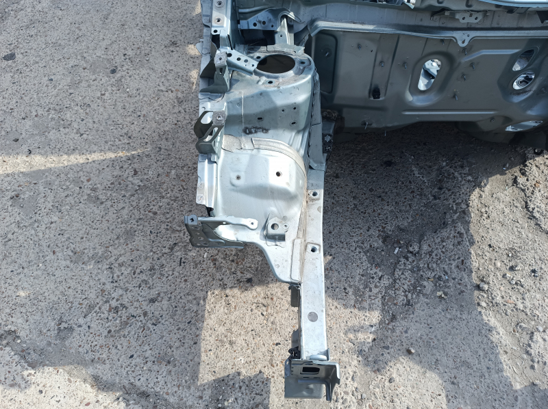 Панель кузова без повреждений подходит для Toyota Prius V 2012-2017, демонстрируя оригинальную окраску.