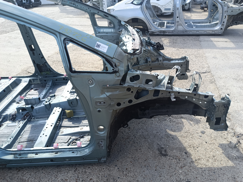 Четверть передняя правая кузова Toyota Prius V 2012-2017 с видимой целостностью и отсутствием дефектов.