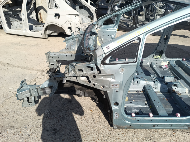 Кузов автомобиля Toyota Prius V 2012-2017 с видимой вмятиной на передней левой четверти.