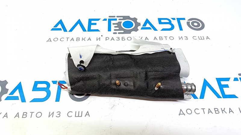 Правый боковой ракурс подушки безопасности Polestar 2, видна маркировка и крепления.