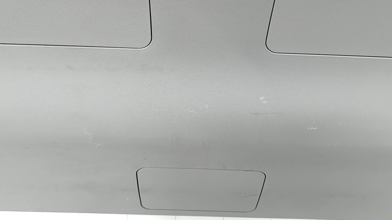 Обшивка двери багажника нижняя Toyota Prius V 15-17 серая, царапины