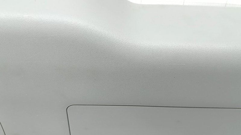Обшивка двери багажника нижняя Toyota Prius V 15-17 серая, царапины