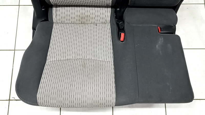 Задний ряд сидений 2 ряд правое Toyota Prius V 15-17 велюр темно-серое с серым, царапины на спинке, под химчистку, примято