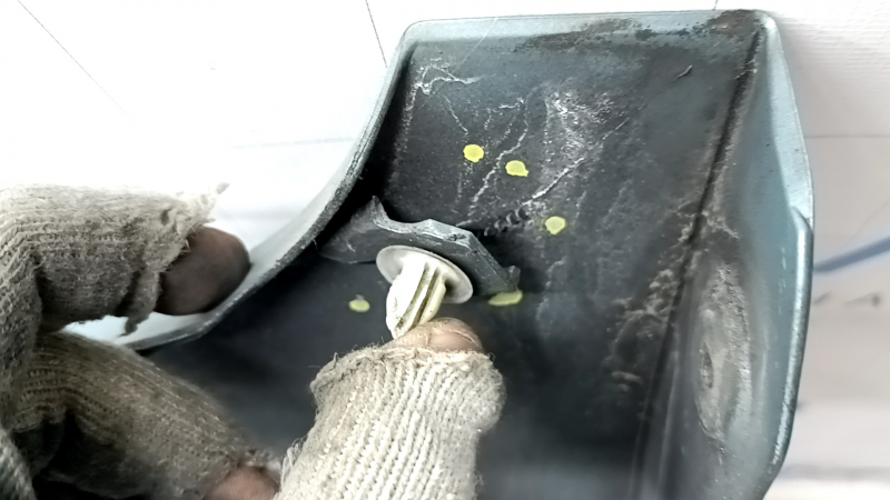 Детальный осмотр повреждений на накладке порога Toyota Prius V, видны царапины на поверхности.