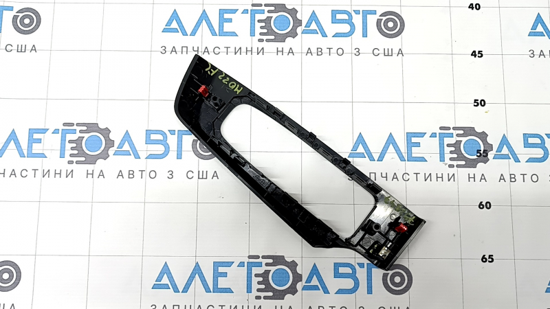 Накладка управления стеклоподъемником передним левым Mitsubishi Outlander 22-26 под карбон, надломано крепление