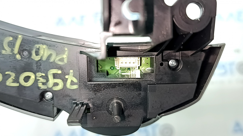 Кнопки управления на руле левые Toyota Prius V 15-17 под голосовое, царапины, потертости на кнопках