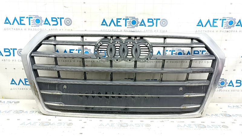 Решетка радиатора grill Audi Q5 80A 18-20 в сборе, хром, под парктроники, без эмблемы, царапины, дефект хрома
