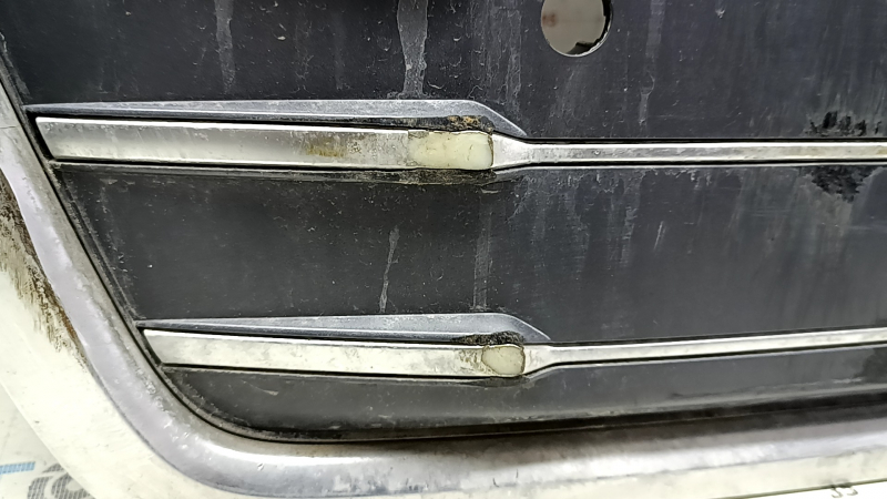 Решетка радиатора grill Audi Q5 80A 18-20 в сборе, хром, под парктроники, без эмблемы, царапины, дефект хрома