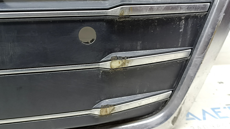 Решетка радиатора grill Audi Q5 80A 18-20 в сборе, хром, под парктроники, без эмблемы, царапины, дефект хрома