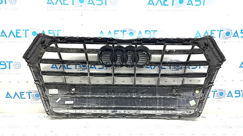 Решетка радиатора grill Audi Q5 80A 18-20 в сборе, хром, под парктроники, без эмблемы, царапины, дефект хрома