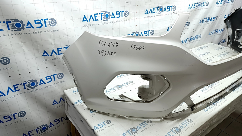 Бампер передний голый Ford Escape MK3 17-19 рест, белый, треснут, трещины в креплениях, царапины, сколы, после ремонта