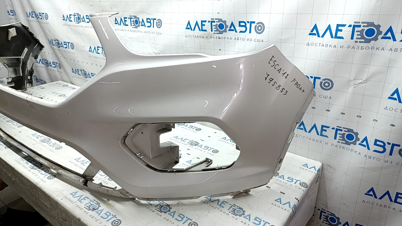 Бампер передний голый Ford Escape MK3 17-19 рест, белый, треснут, трещины в креплениях, царапины, сколы, после ремонта