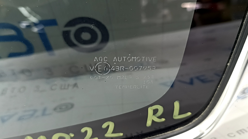 Чёткая маркировка на стекле задней левой форточки Mitsubishi Outlander, подтверждающая оригинальность.