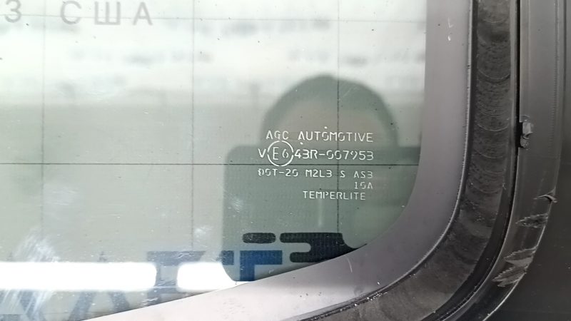 Задняя правая форточка от Mitsubishi Outlander 2022-2026, оригинал с видимыми следами эксплуатации.