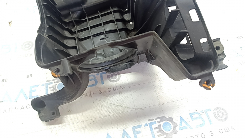 Крупный план на внутреннюю сторону крышки фильтра для Ford Escape 2.0T 2013-2019
