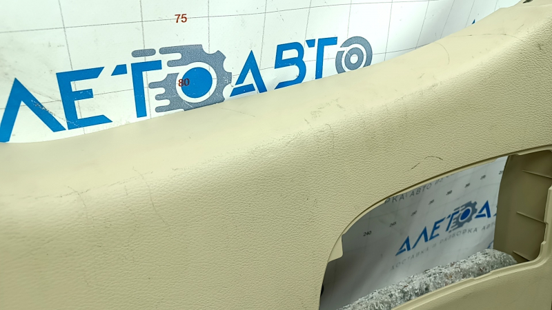 Обшивка двери багажника Subaru b10 Tribeca бежевая, потертости, царапины, надломаны крепления