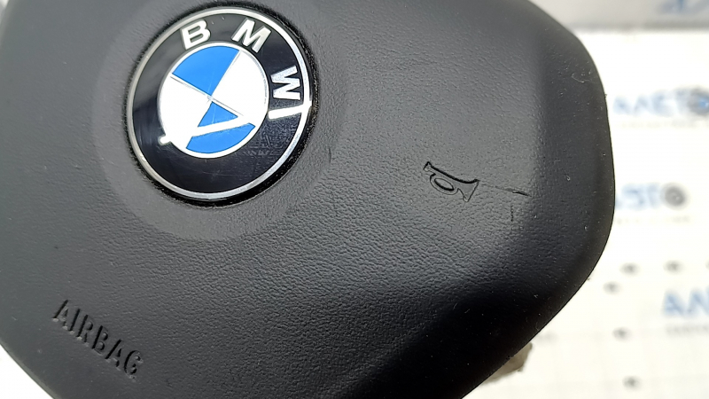 Царапина на ободке подушки безопасности BMW 3 G20, заметный след от эксплуатации