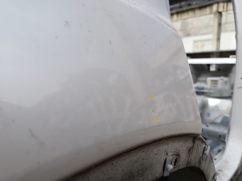 Крупный план дефекта на кузове в виде тычков, подходит для Ford Escape 2013-2019.