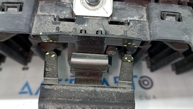 Решетка радиатора grill в сборе BMW 3 G20 23-26 с жалюзи, черный глянец с хромом, надломаны крепления, песок