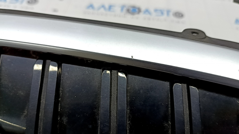 Решетка радиатора grill в сборе BMW 3 G20 23-26 с жалюзи, черный глянец с хромом, надломаны крепления, песок