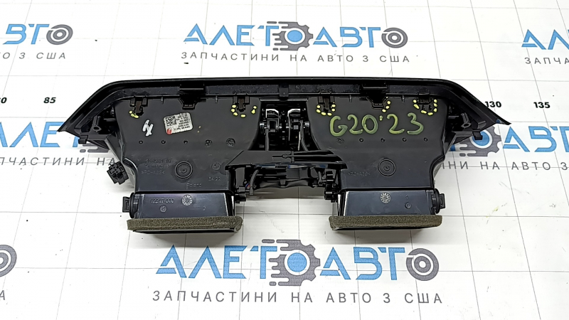 Обратная сторона дефлектора воздуховода для BMW 3 G20, вид сзади, отмечены места крепления.