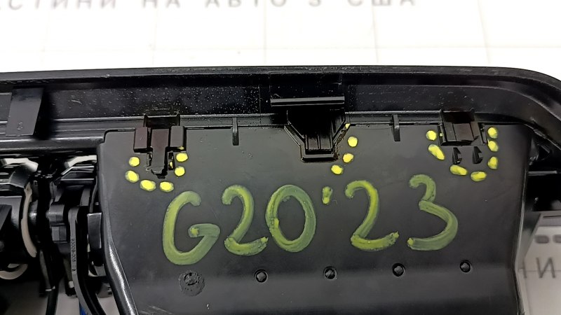 Детали креплений центрального воздуховода для BMW 3 G20, видно повреждение.