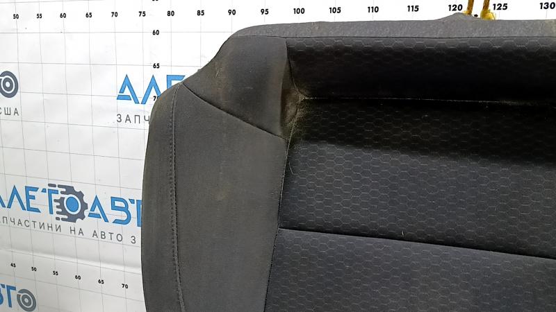Деталь заднего сидения Hyundai Elantra с минимальными потертостями и без значительных дефектов.
