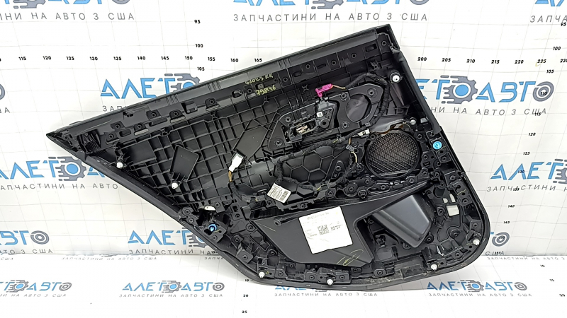 Внутреняя сторона обшивки двери задней правой BMW 3 G20 с динамиком и механикой.