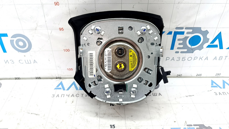 Обратная сторона подушки безопасности airbag Dodge Grand Caravan, показывает крепления и состояние.
