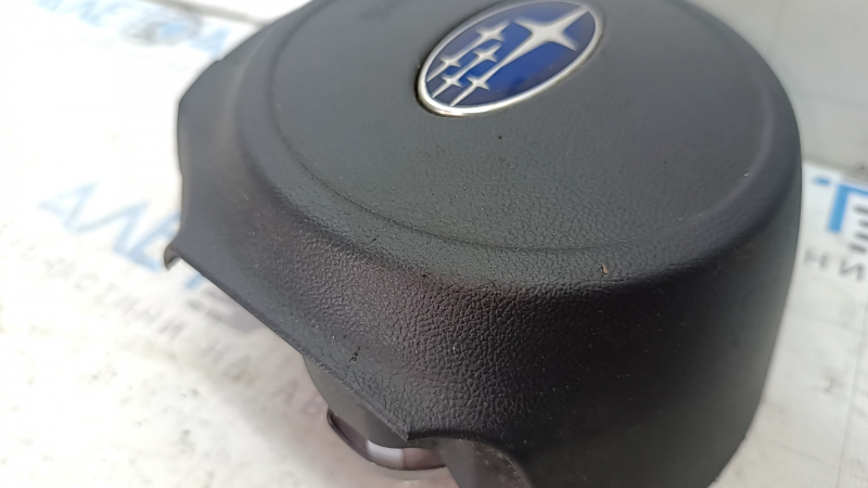 Боковой ракурс подушки безопасности Subaru Legacy 2015-2017, заметен ржавый пиропатрон