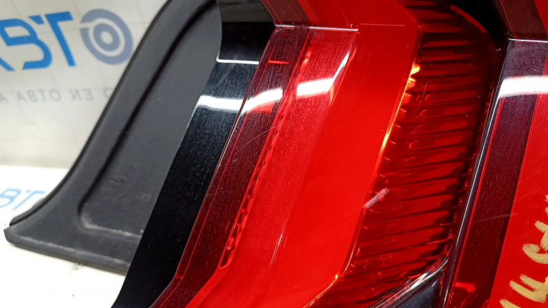 Фонарь правый Ford Mustang mk6 18-23 с накладкой, царапины