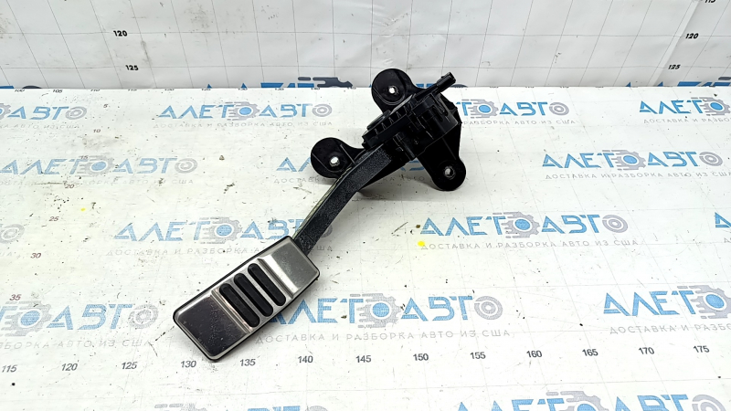 Педаль газа Ford Mustang mk6 15-23 с хром накладкой
