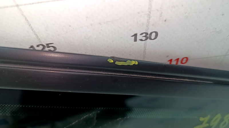Детали крепления и потёртости на верхней части форточки Ford Mustang mk6.