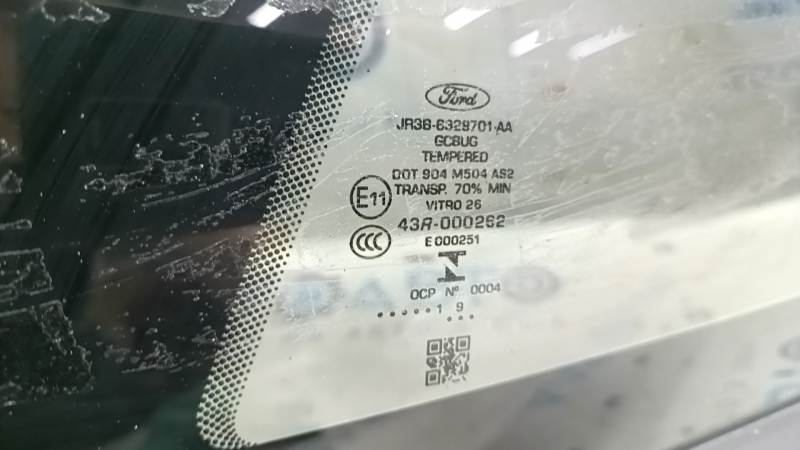 Маркировка стекла форточки для Ford, подтверждающая оригинальность детали.