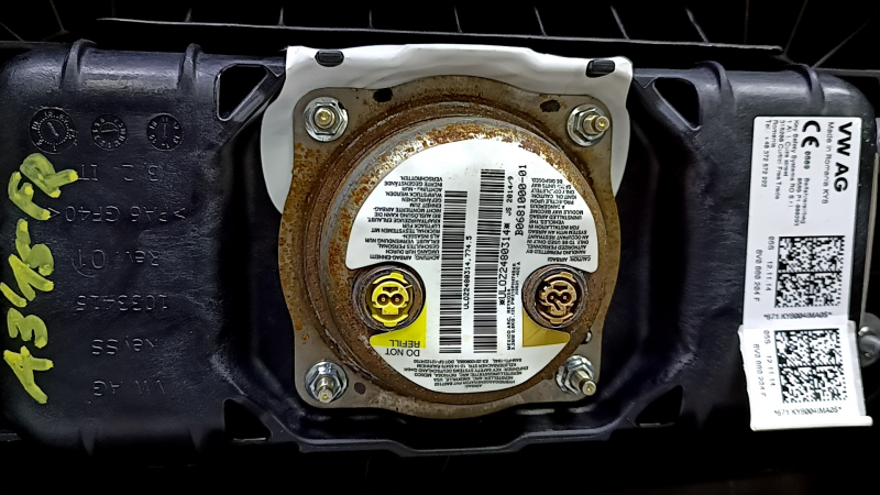 Торпедо передняя панель с AIRBAG Audi A3 8V 15-20 4d, AWD, черная, ржавый пиропатрон