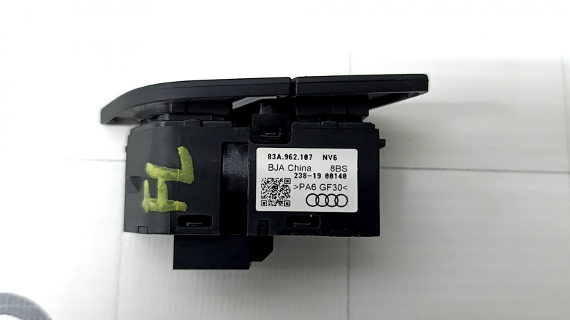 Кнопка центрального замка двери передней левой Audi Q3 83A 19-25 черная