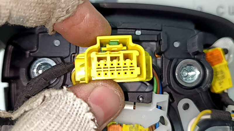 Подушка безопасности airbag в руль водительская Audi Q3 83A 19-25 черная, царапины