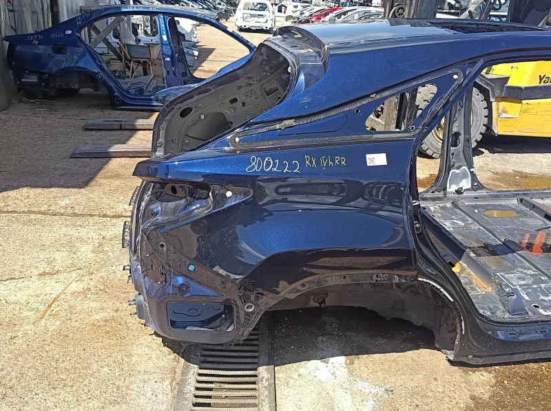 Задняя правая четверть кузова Lexus RX, синяя, в хорошем состоянии без дефектов, фото с ракурса спереди.