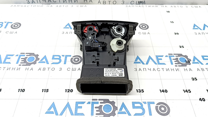 Дефлектор воздуховода центральной консоли 2 ряд Audi Q3 83A 19-25 черный глянец, царапины