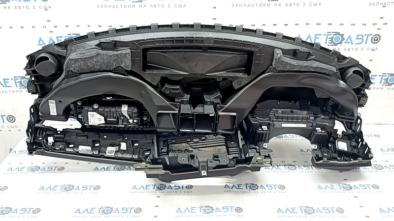 Торпедо передняя панель с AIRBAG Audi Q3 83A 19-25 черная
