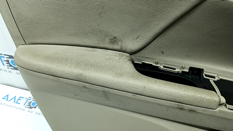 Деталь подлокотника с потертостями от использования на обшивке двери Honda Accord.
