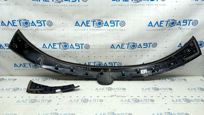 Молдинг двери багажника верхний Mazda CX-5 17-24 с эмблемой, под стеклом, сломаны крепления