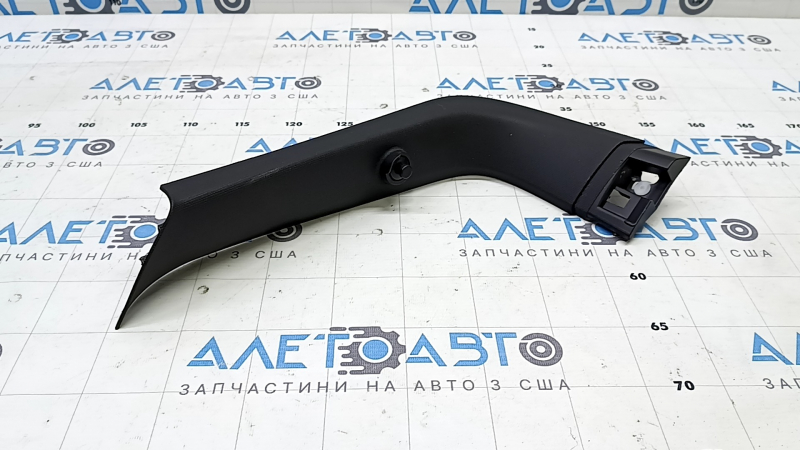 Обшивка двери багажника правая BMW X1 F48 16-22 черная, царапина