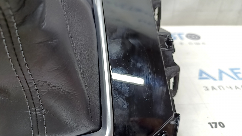 Близкий план поверхности накладки шифтера с царапинами для Mazda CX-5 2017-2025