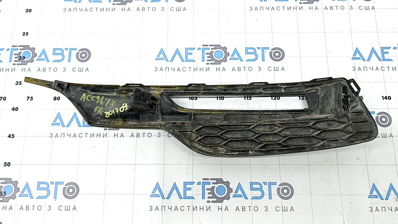 Решетка боковая переднего бампера правая Honda Accord 16-17 под ПТФ hybrid, с накладкой черный глянец, царапины, песок