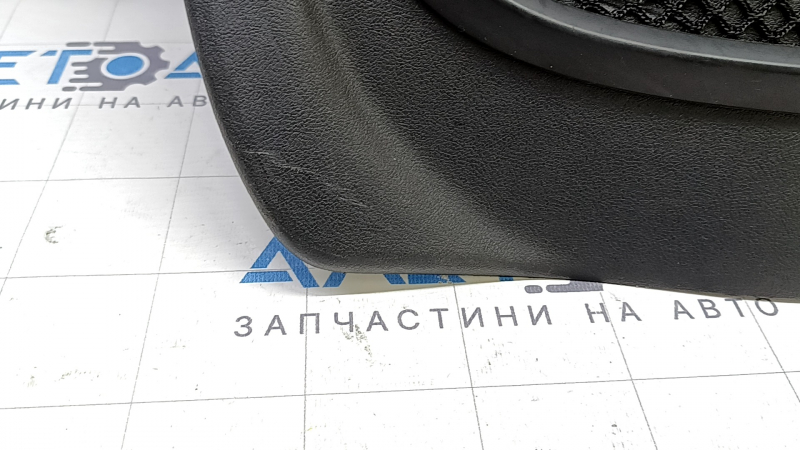 Детальный ракурс поврежденного угла накладки сиденья для BMW X1 F48 2016-2022.