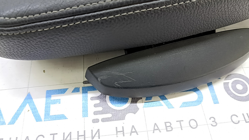Царапины на подколенной опоре для BMW X1 F48 16-22, кожа черная Dakota.