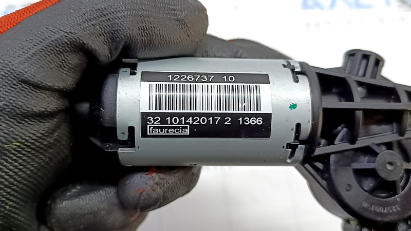 Моторчик с маркировкой для регулировки спинки водительского сиденья BMW X1 F48 2016-2022.